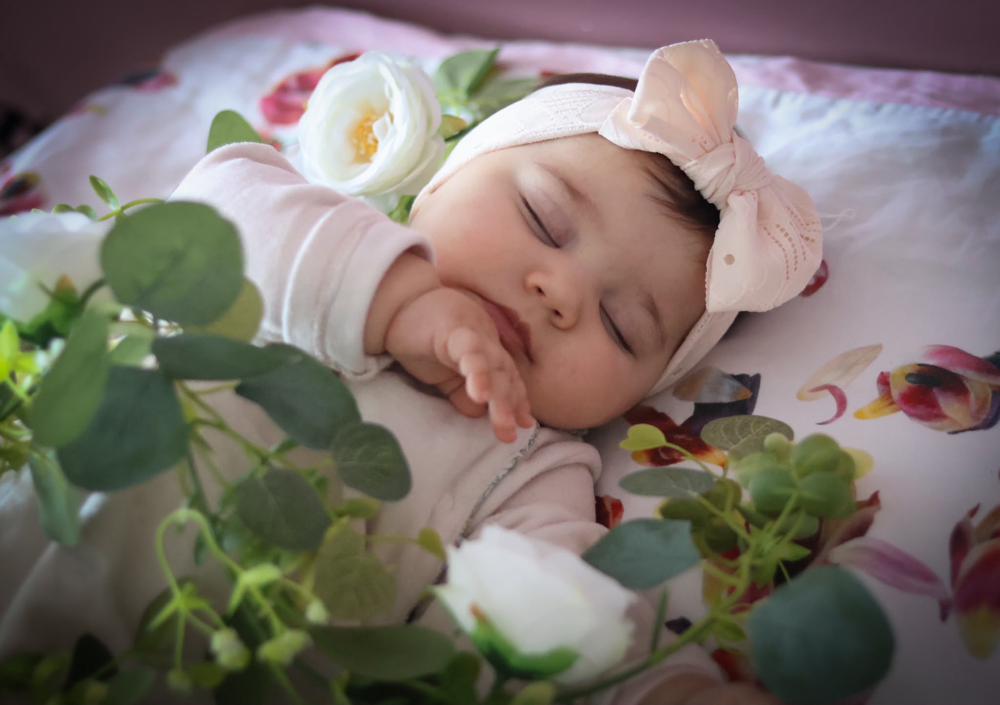 Bébé endormi avec un headband fleuri
