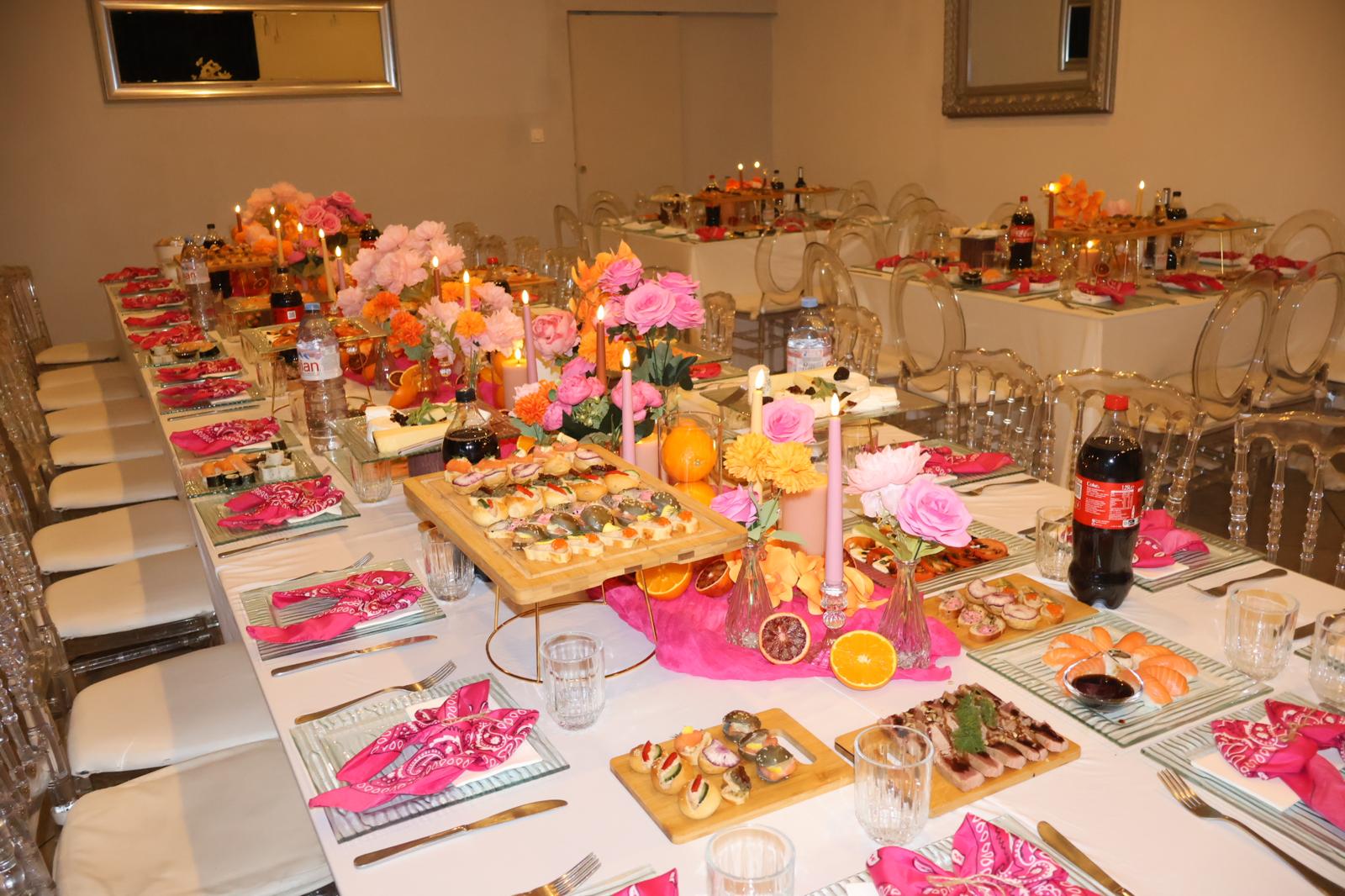 Table dressée avec fleurs roses et bougies
