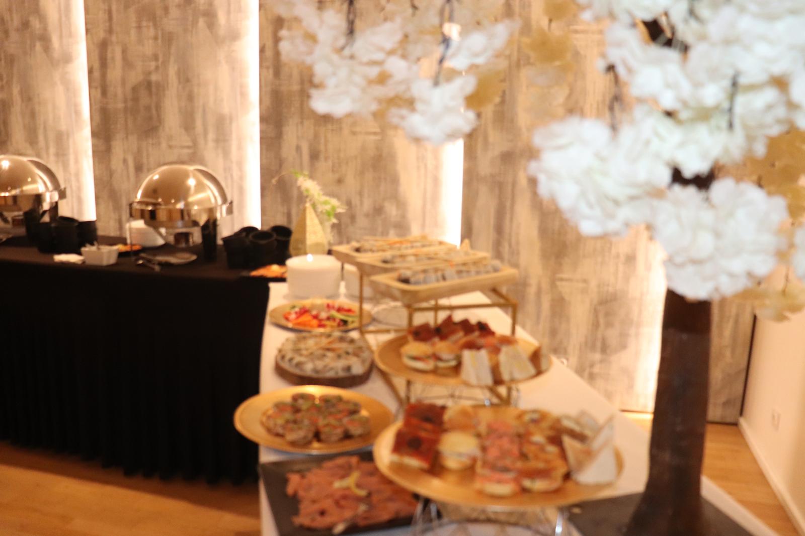 Buffet traiteur avec décoration florale
