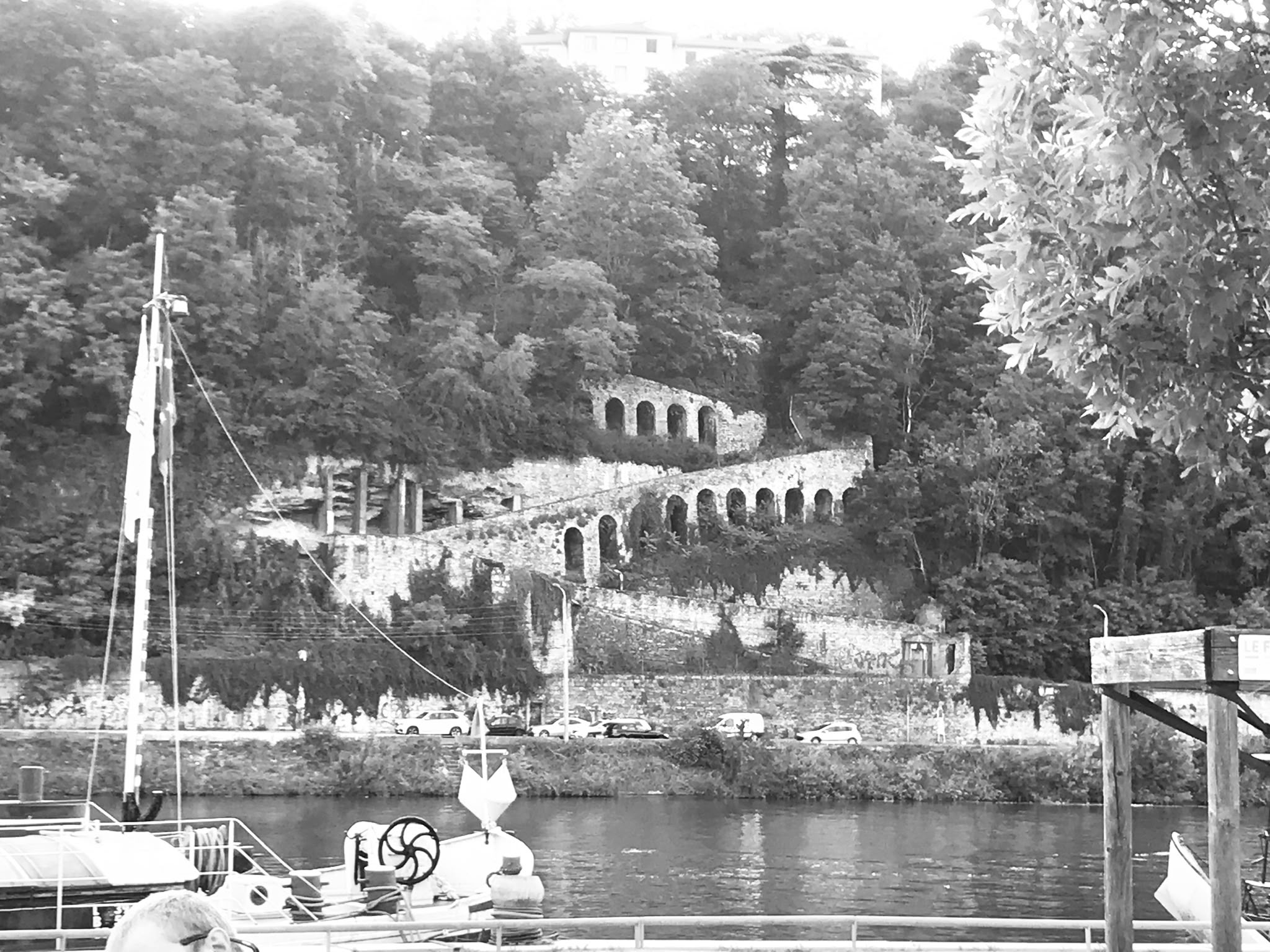 Ruines en bord de rivière, photo en noir et blanc
