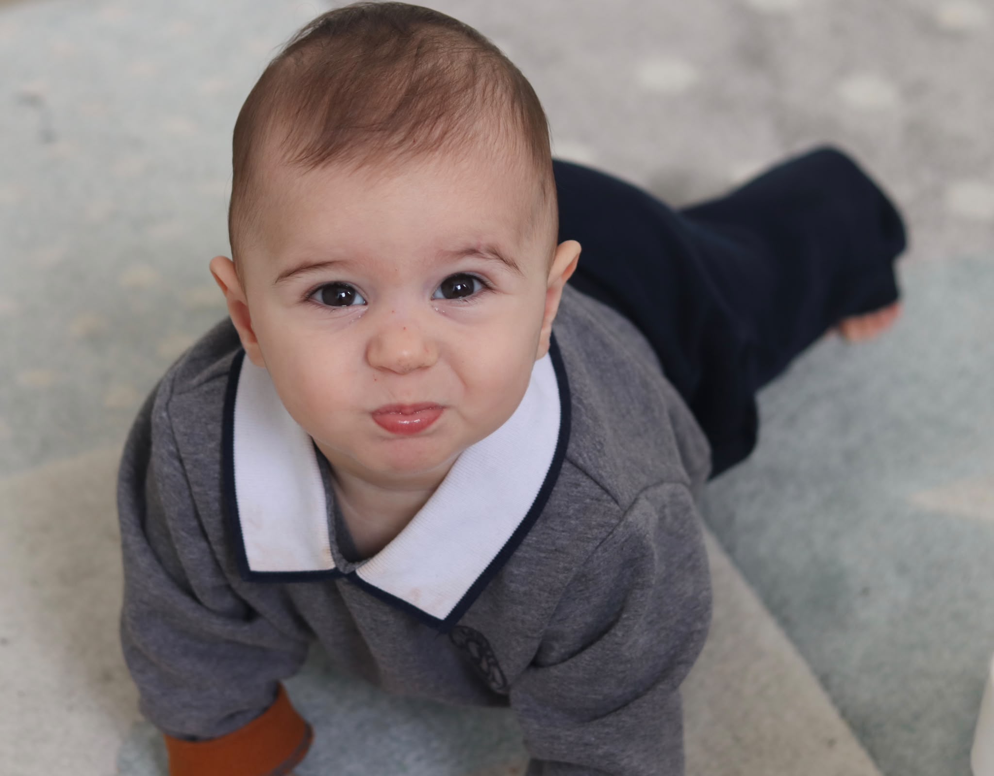Bébé garçon photographié en extérieur